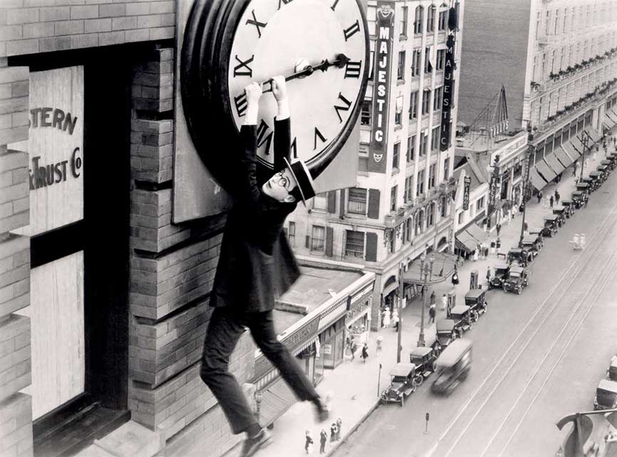 Accroché à l'aiguille d'une horloge