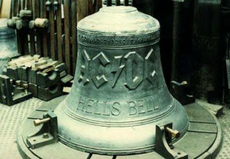Hell's bell, la cloche diabolique photo:http://www.acdc.com/us/acdc-today/acdcs-hells-bell