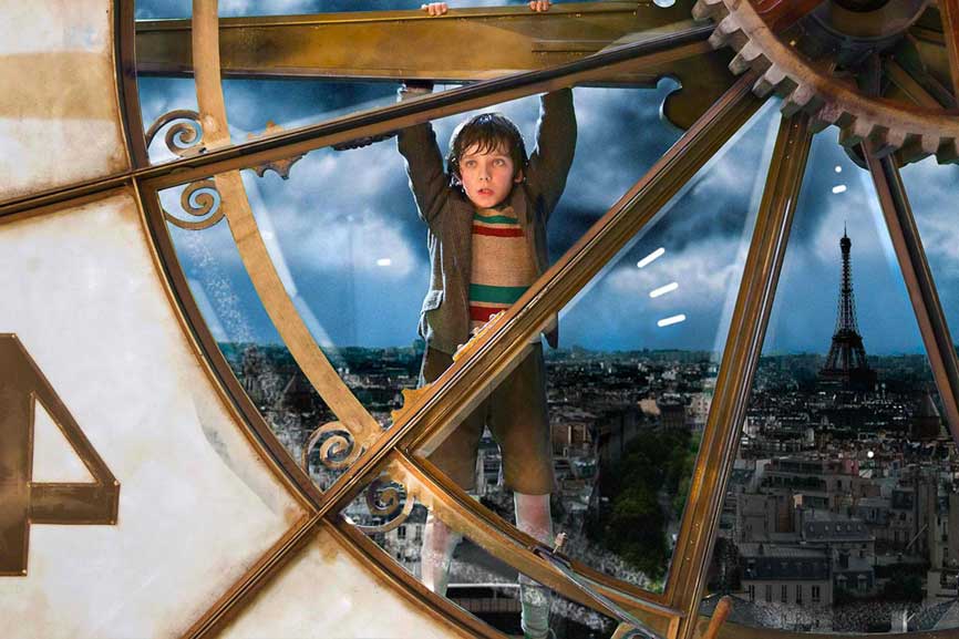 Accroché à l'aiguille de l'horloge de la gare d'Orsay